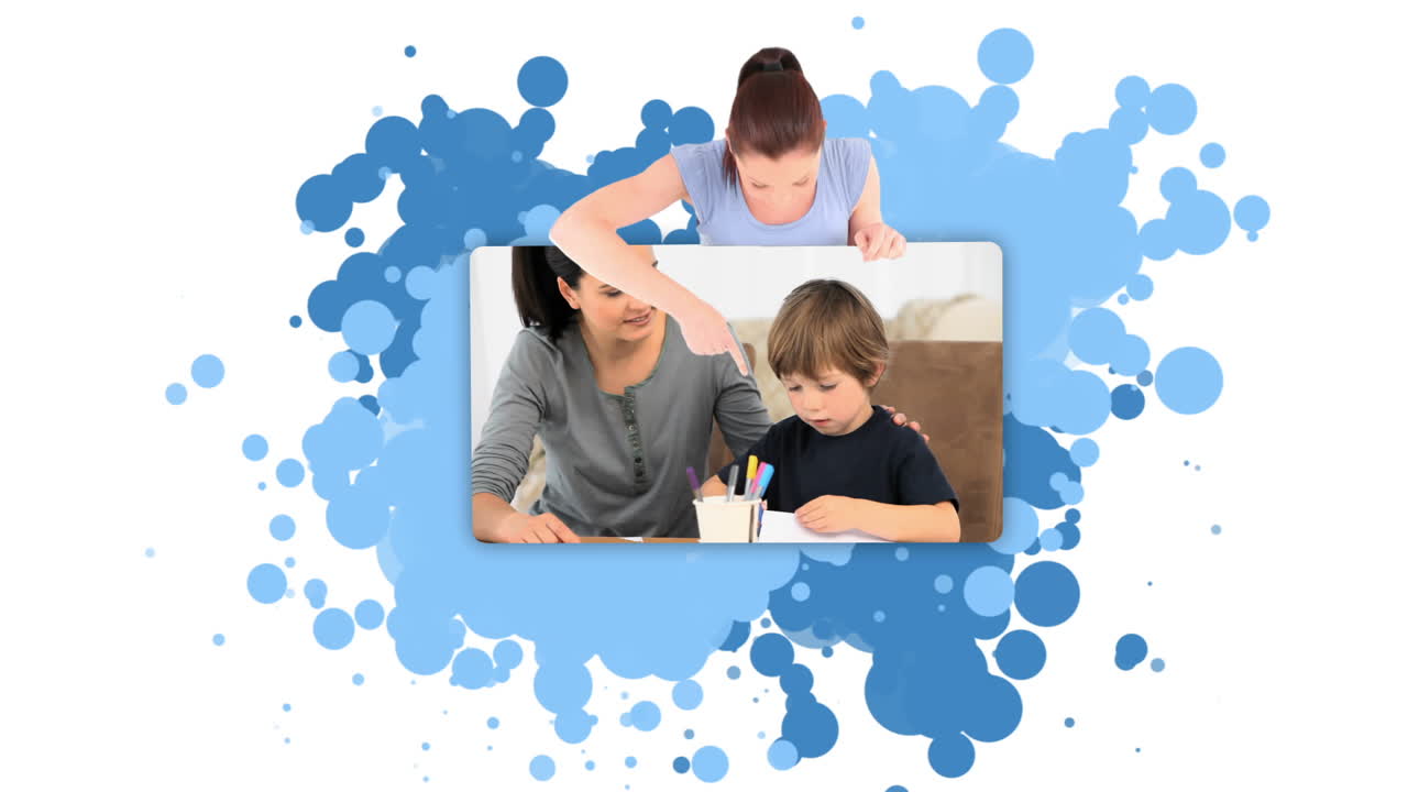 여자 는 아들 과 함께 어머니 를 보여 준다