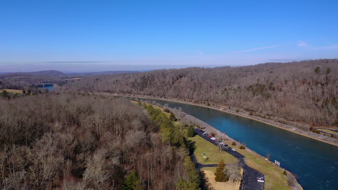vista aérea de drones del río cerca de la presa de melton hill
