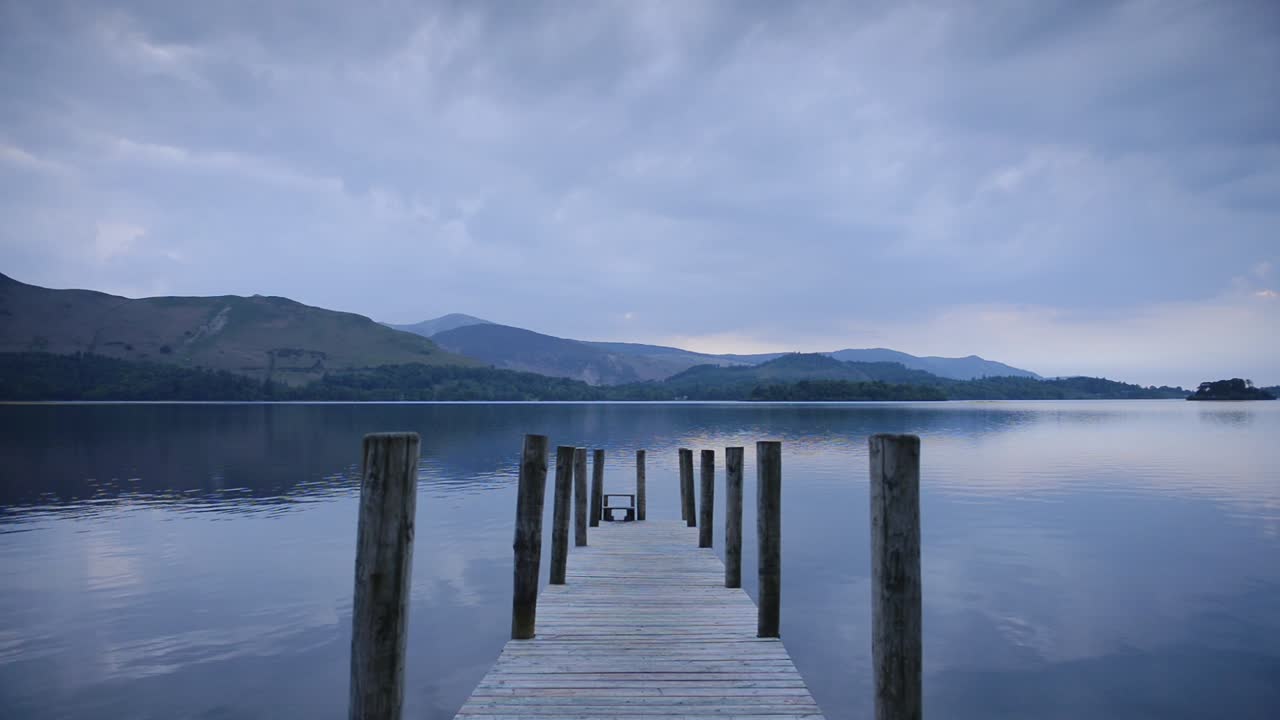 Il meraviglioso e tranquillo Lake District inglese blu con le montagne sullo sfondo - campo lungo