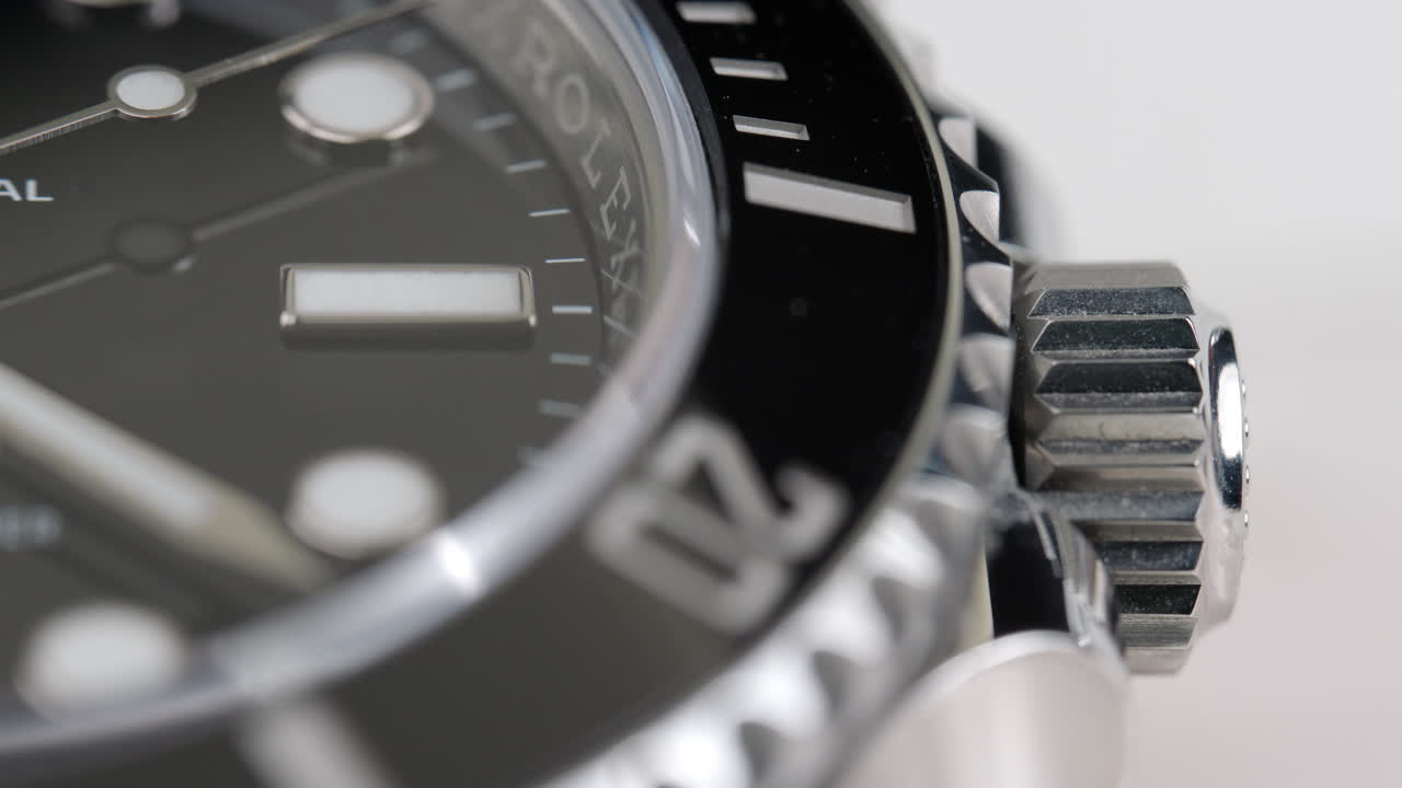 primer plano de un reloj vintage hecho de acero