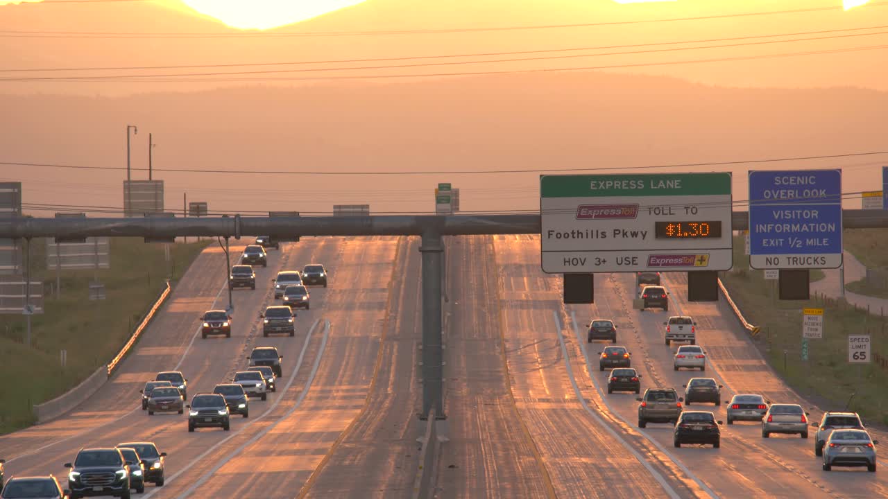 일몰 시간에 us36 고속도로의 교통 흐름