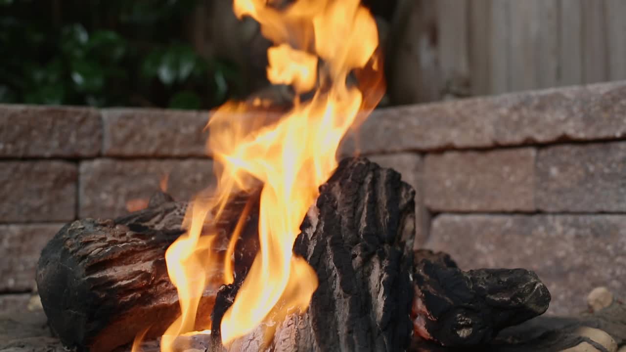 카멜 가든 파티오 화덕이 무섭게 기울어져 있다