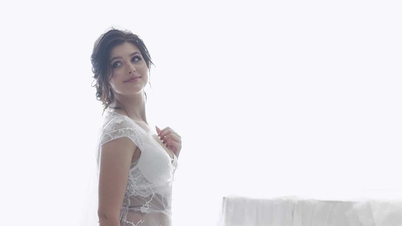 slow motion bella sposa in biancheria intima bianca trasparente di pizzo
