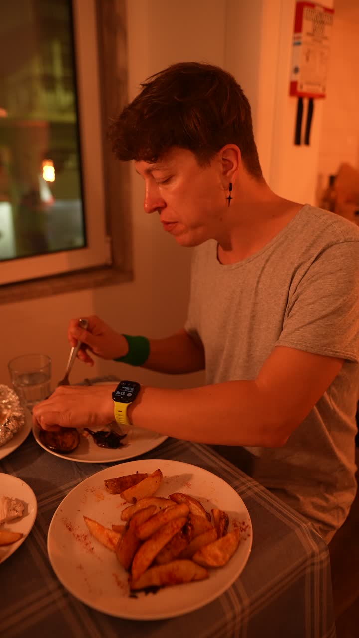 persona que come la cena en casa