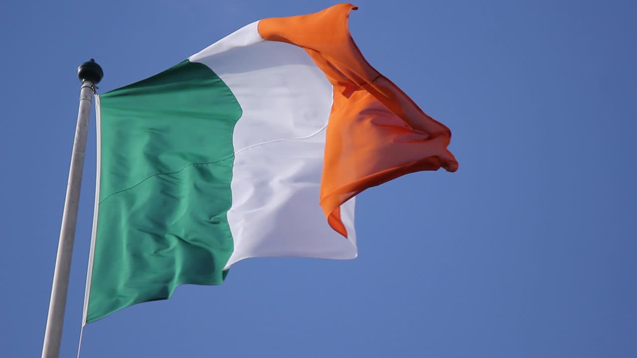 Bandiera irlandese che sventola al vento nella città di Dublino