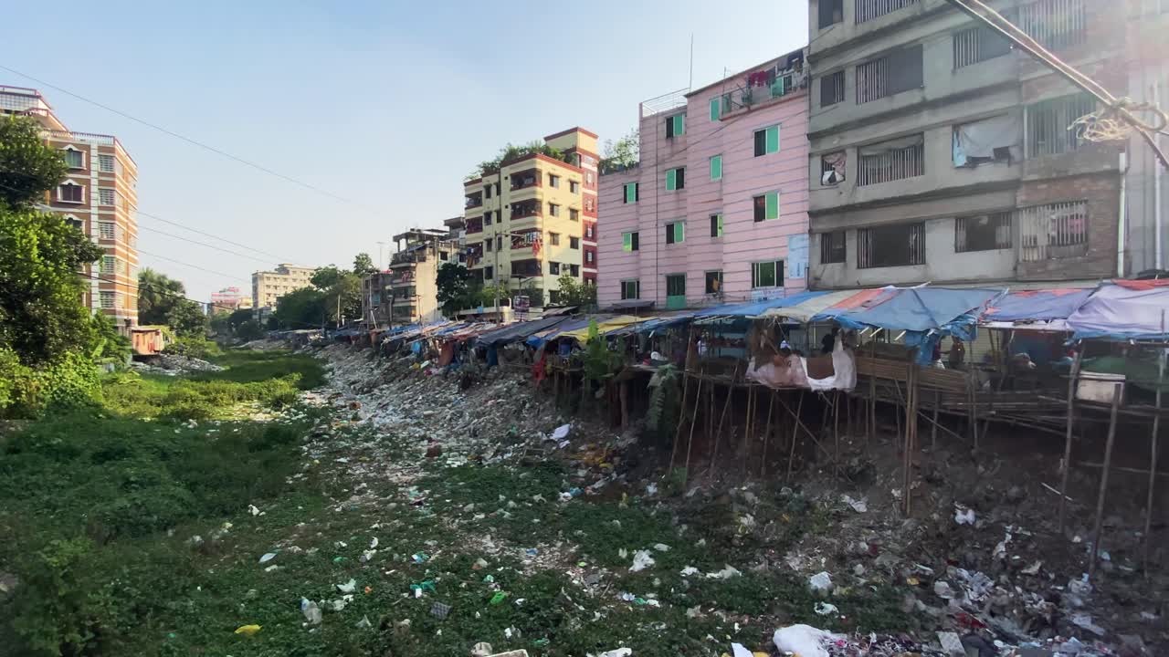 환경 오염, 쓰레기가 있는 마른 운하 - 도시 건물, 빈민가: 패닝 샷