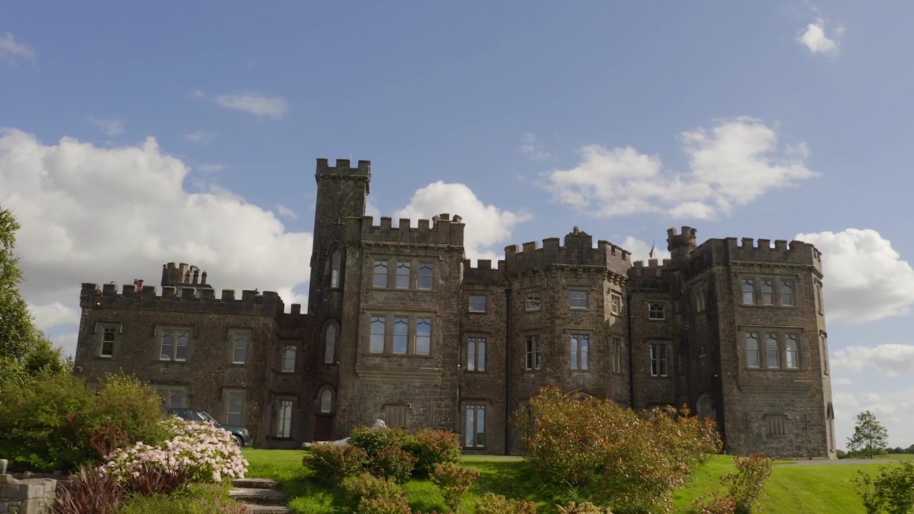 Ripresa in allontanamento del Castello di Killua e dei suoi giardini in una giornata di sole con cieli sereni.