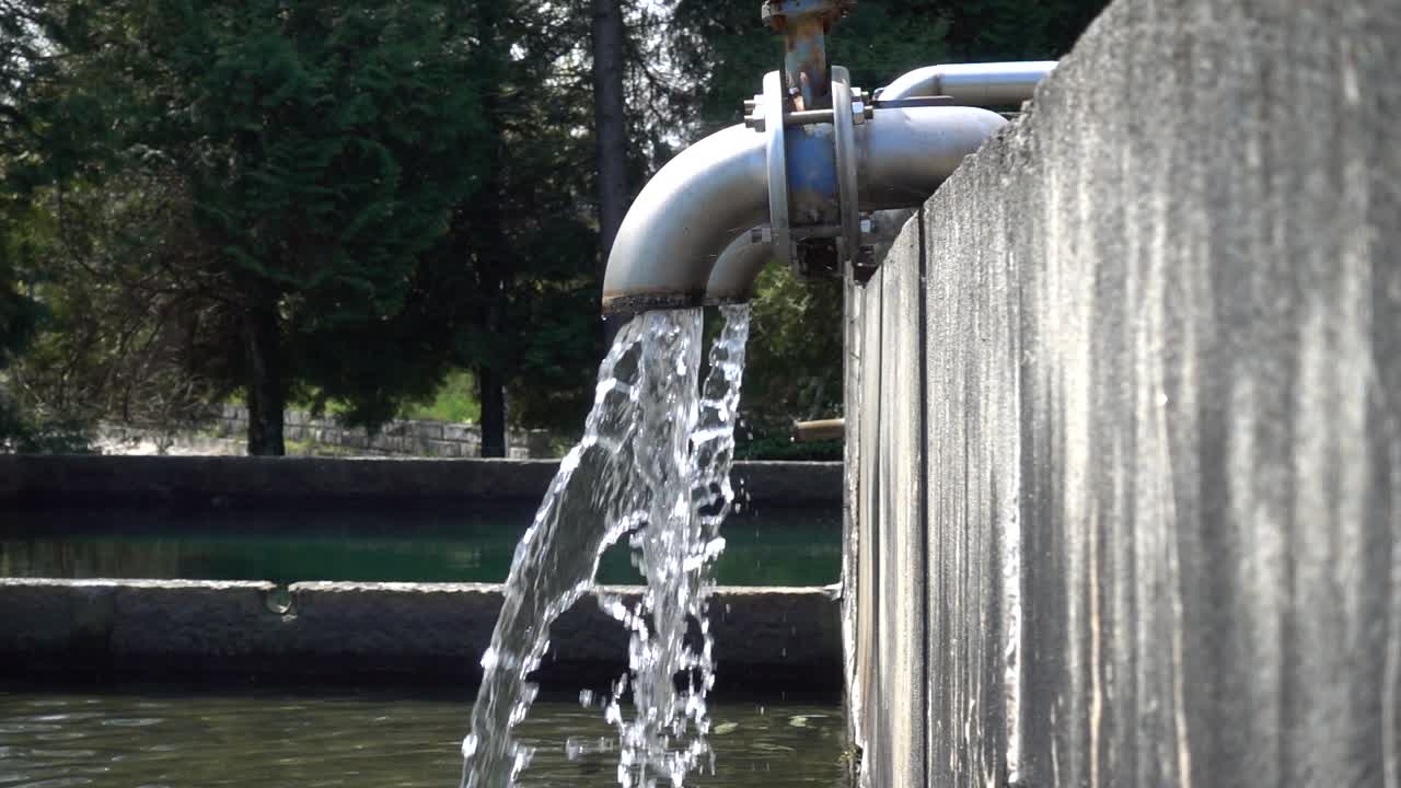 오래된  물을 느린 동작으로