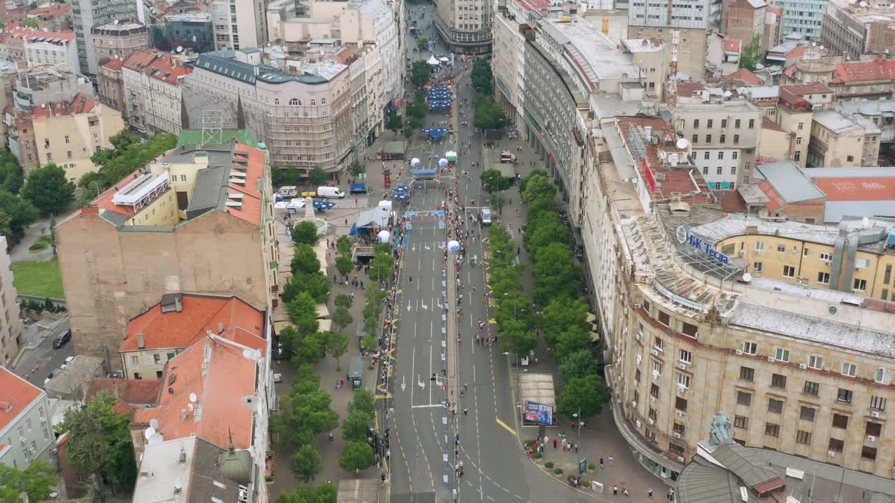 panorama de atletas corriendo en la línea de meta en la calle balkanska durante el maratón de belgrado en serbia