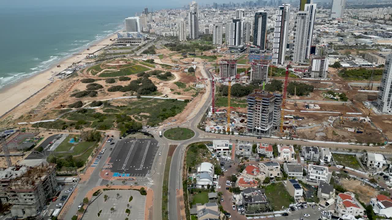 desarrollo urbano- ciudad de bat yam- israel- desde una vista de pájaro- drone 4k video