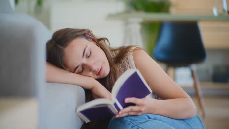 estudiante aburrida y cansada leyendo