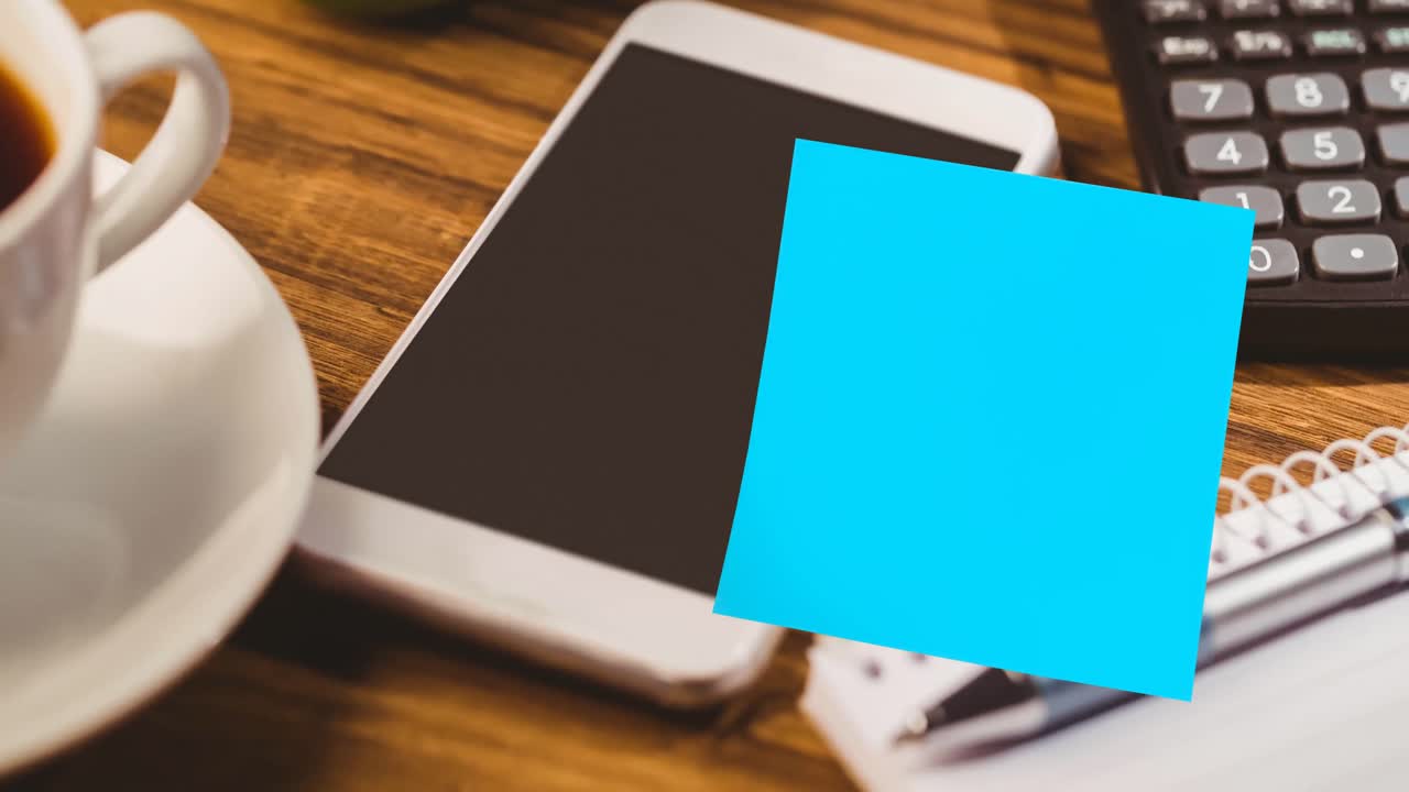 animación de nota de memorando con espacio de copia sobre el teléfono inteligente en el escritorio