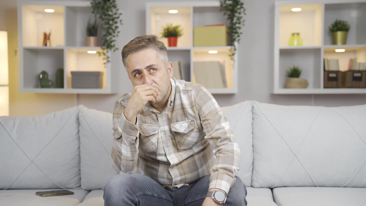 L'uomo addolorato sta pensando e soffre di depressione.
