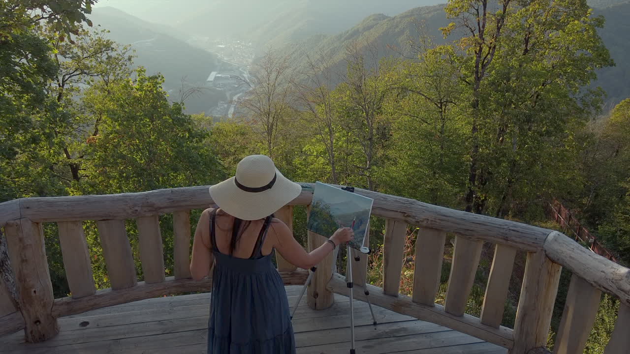 mujer pintando un paisaje de montaña