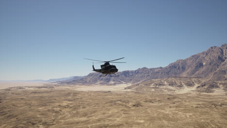 helicóptero volando sobre un paisaje desértico