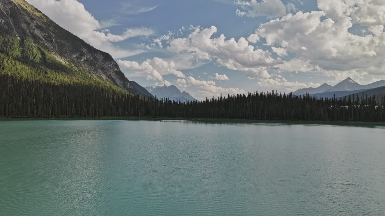 изумрудное озеро bc canada aerial v4 drone flyover бирюзовое пресноводное озеро, захватывающее естественную красоту пышных хвойных лесов и горной долины - снято с mavic 3 pro cine - июль 2023