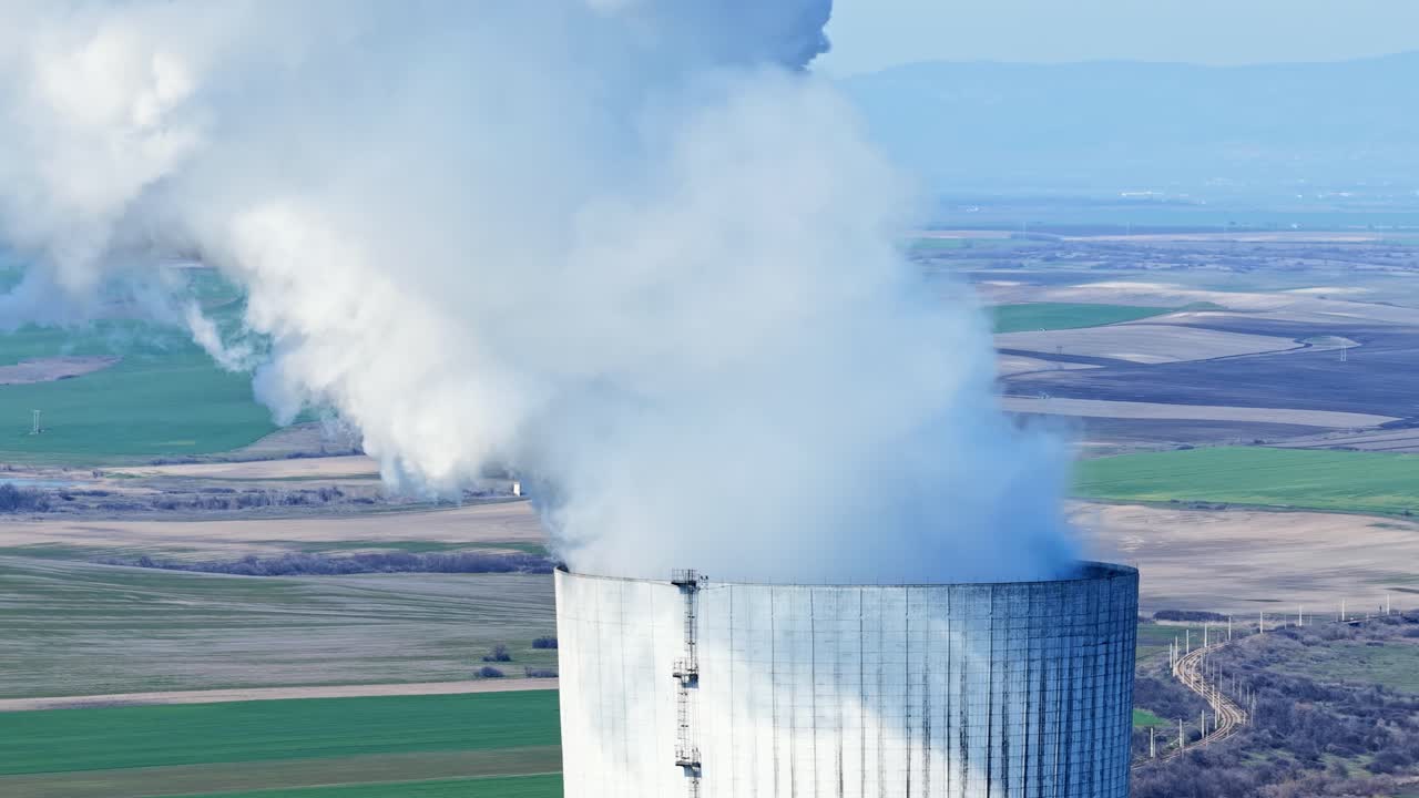 東ヨーロッパ、ブルガリアのスタラ・ザゴラ地方にある石炭火力発電所の巨大な煙突を空撮。