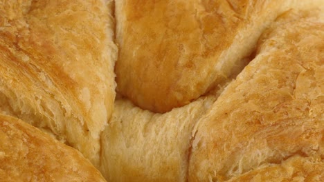 macro primer plano de croissant, la textura y la forma son visibles a medida que gira la masa