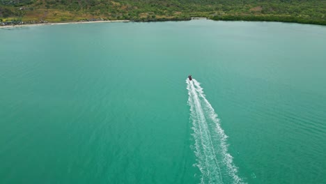 Dinghy-transporting-people-over-calm-waters