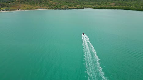 bote que transporta personas por aguas tranquilas.