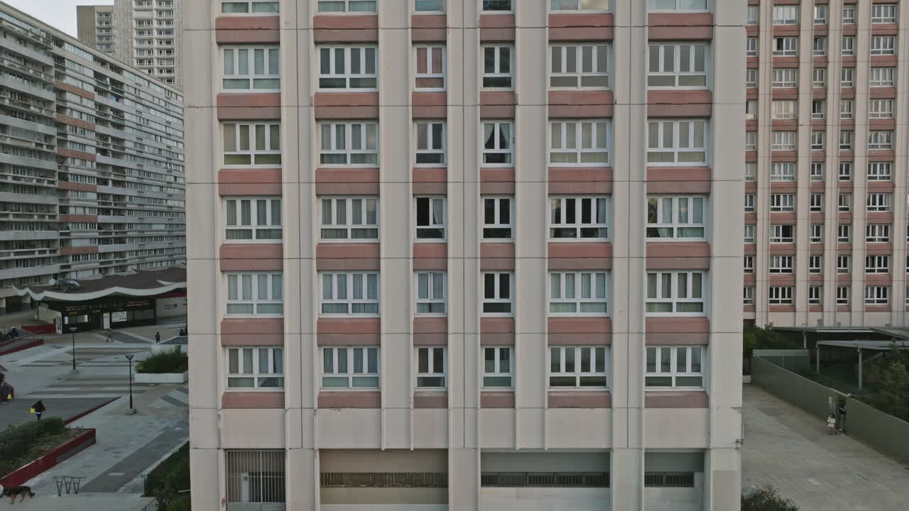 도시 해가 지는 곳: 이 지역 의 웅장 한 초고층 건물 들 이 아래 로 해 가 가라앉을 때 반인다