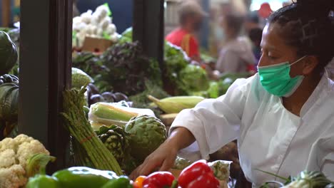 empleado latino que trabaja en el mercado de comestibles