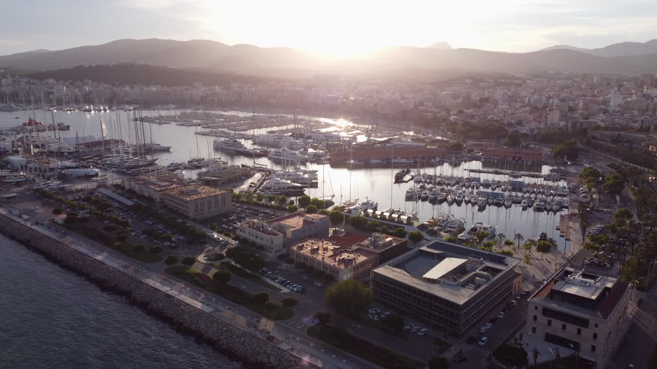 Splendido tramonto con vista sul porto turistico di Palma di Maiorca, Spagna