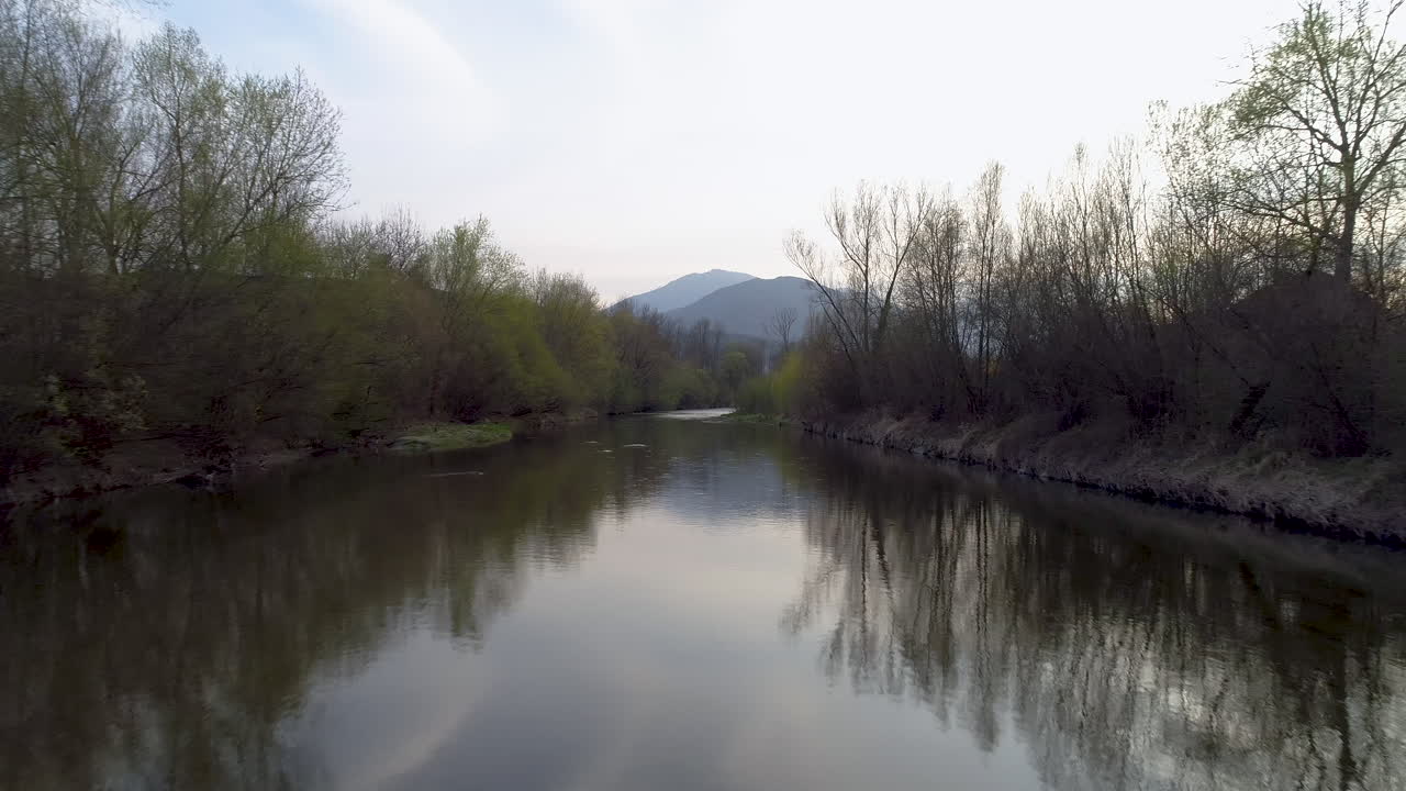 배경에 반사와 산이 있는 강의 공중 드론 샷, 4k uhd