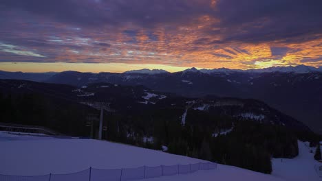 Vista-De-La-Puesta-De-Sol-Sobre-Los-Teleféricos-En-La-Estación-De-Esquí-Cerca-De-Merano-En-Las-Montañas-Cubiertas-De-Nieve-De-Los-Alpes,-Italia