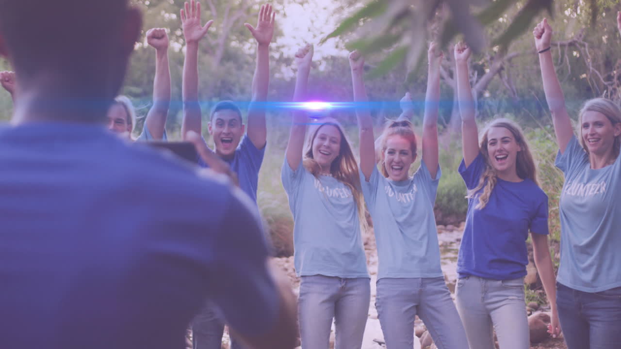 해변에서 쓰레기를 모으는 다양한 자원봉사자 그룹을 축하하는 빛의 애니메이션