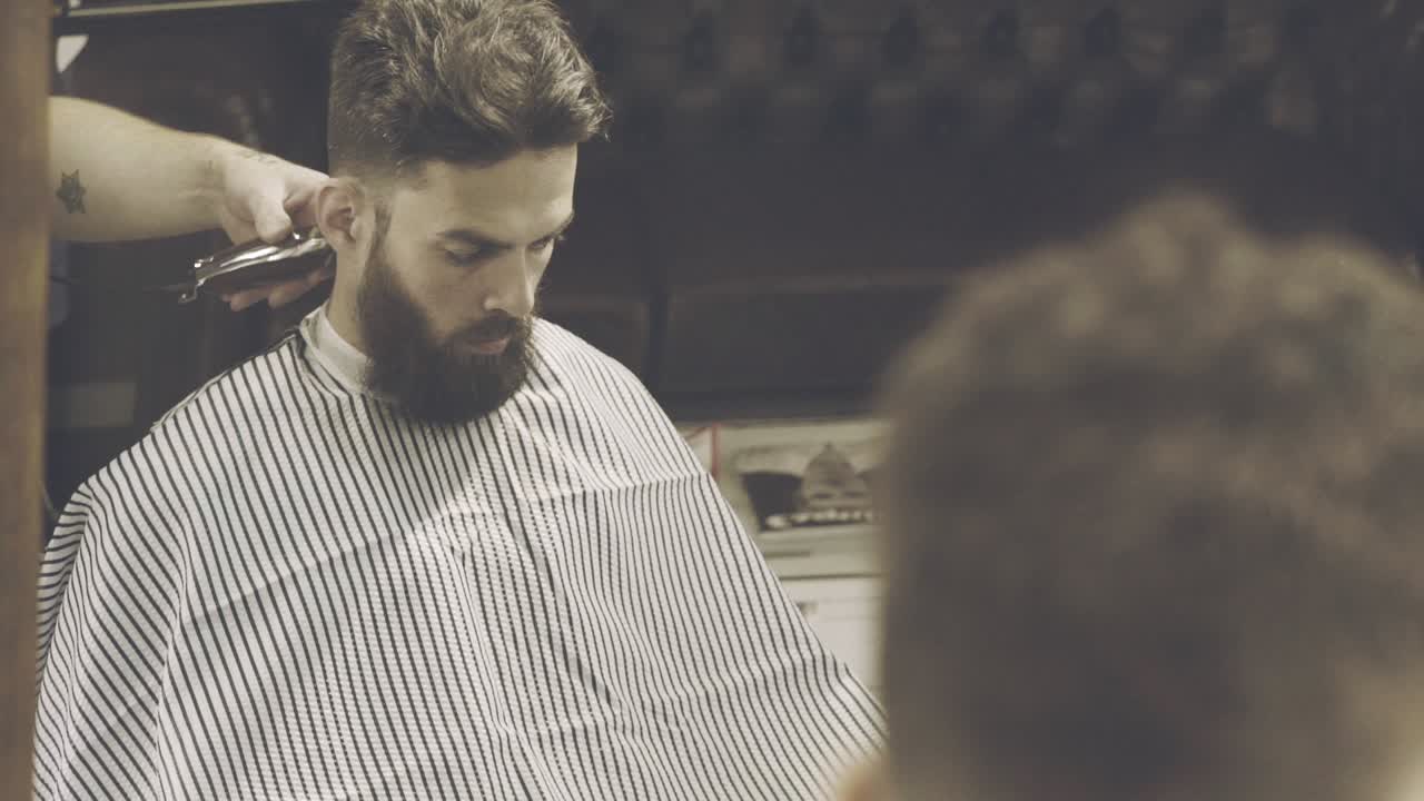 hombre de corte de pelo. hombre de barba en la barbería. barbería hipster