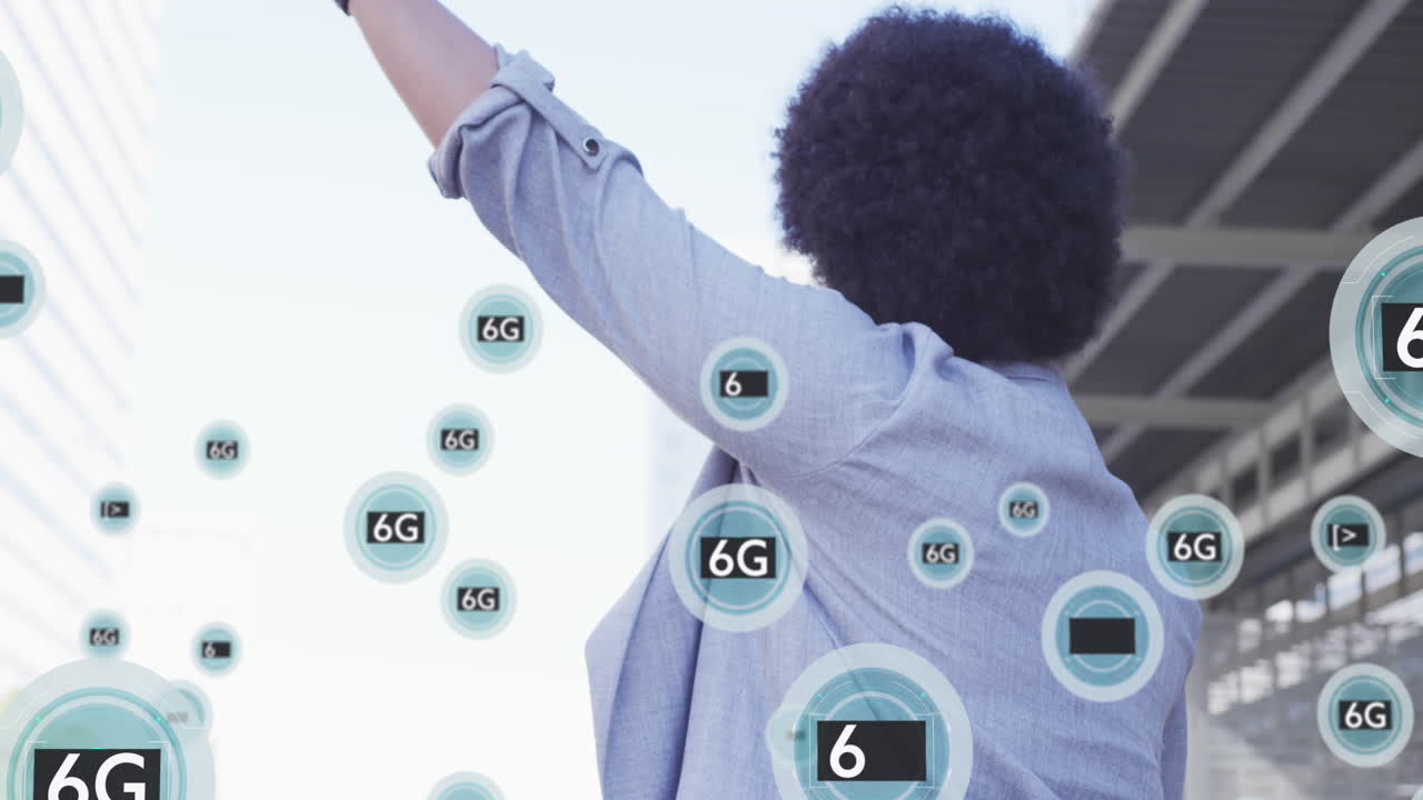 animación de múltiples textos 6g sobre la vista trasera de un hombre biracial levantando las manos para detener el taxi