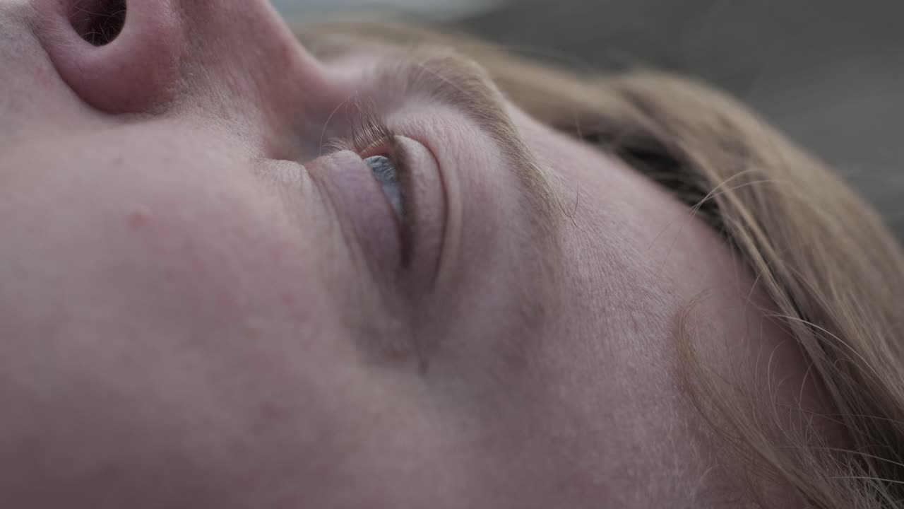 젊은이가 나무로 된 보행자 다리 위에 혼자 누워서 호수를 쳐다보고, 삶에 대해 생각하고, 자연에서 평화로운 분위기를 누리고, 신선한 공기를 즐기고, 뒤를 바라보고 있습니다.