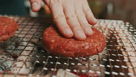 Nahaufnahme-Von-Hackfleisch-Rindfleisch-Patties,-Gegrillt-Auf-Einem-Heißen-Holzkohle-Außengrill