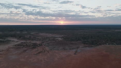 Clip-De-Drone-Inclinado-Hacia-Abajo-Que-Muestra-El-Remoto-Interior-De-Australia-Al-Amanecer.