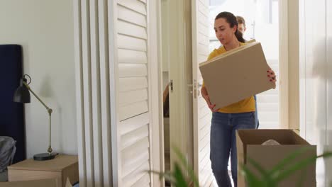 una feliz pareja caucásica enamorada se muda a un apartamento