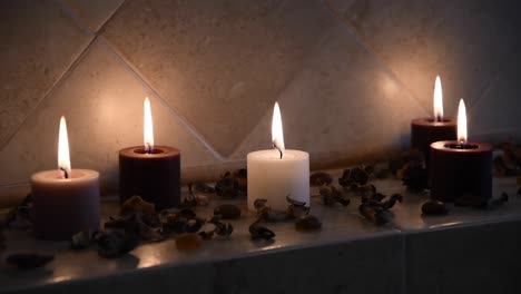 Relajante-Fondo-De-Spa-Con-Velas-Con-Llamas-Parpadeantes-Y-Algunos-Pétalos-De-Madera