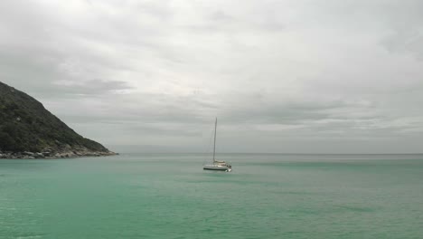 Eine-Weitwinkelaufnahme-Eines-Bootes-In-Der-Bucht-Des-Bezirks-Koh-Phangan-In-Südthailand,-Asien