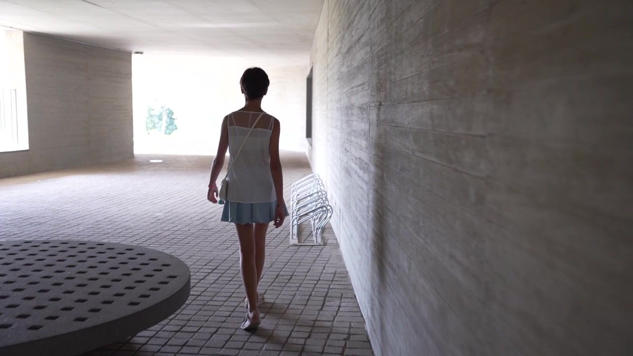 Una figura aggraziata cammina elegantemente attraverso una splendida architettura e design moderno.