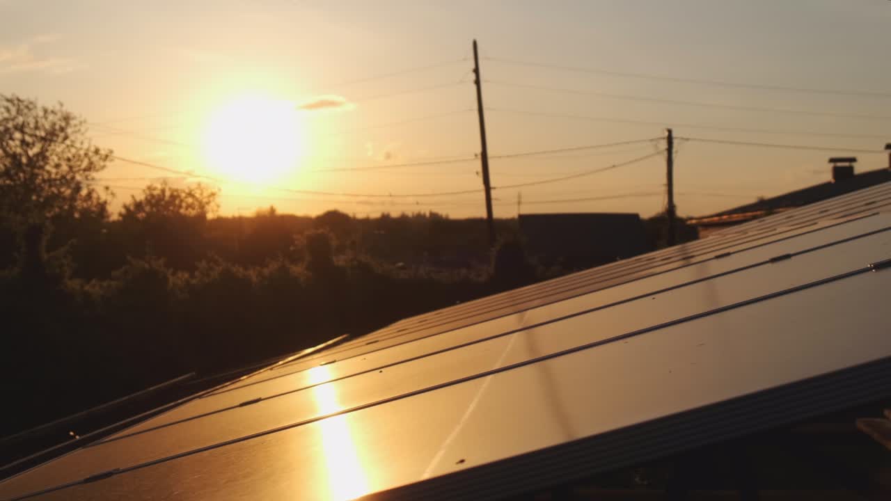 concepto de energía verde renovable y futuras innovaciones energía alternativa. increíble puesta de sol vista aérea de paneles solares de pie en fila en los campos de energía verde paisaje de energía eléctrica ecología