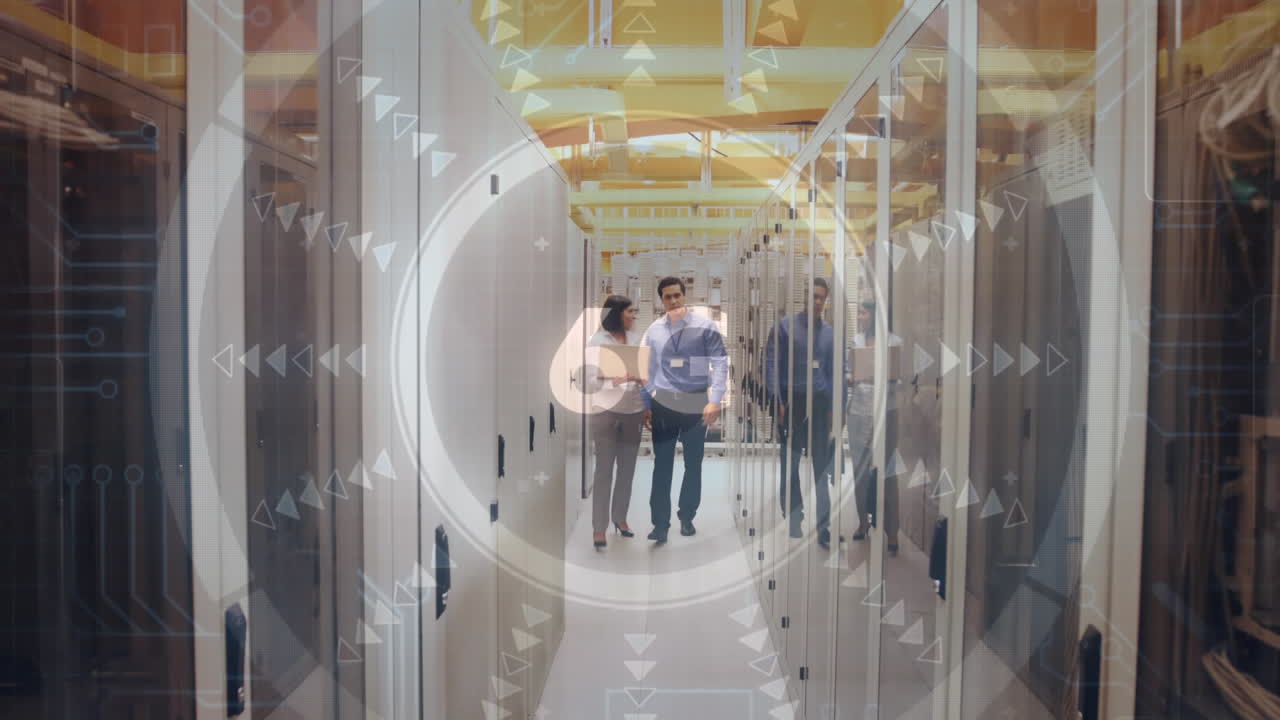 animación de texto 6g y escaneo de interfaz sobre dos personas caminando por la sala del servidor de la computadora