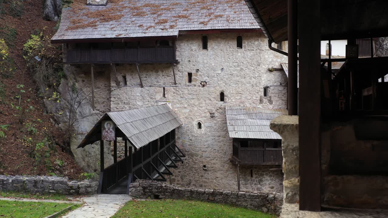 ribarice, tutin, 남서부 세르비아의 협곡에있는 crna reka 수도원의 오래된 세르비아 정교회