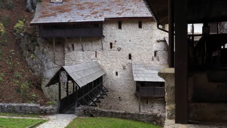 Alter-Serbischer-Orthodoxer-Des-Klosters-Crna-Reka-Auf-Der-Schlucht-In-Ribarice,-Tutin,-Südwestserbien