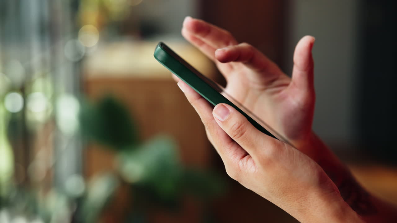Primo piano di mani che scorrono e toccano uno smartphone