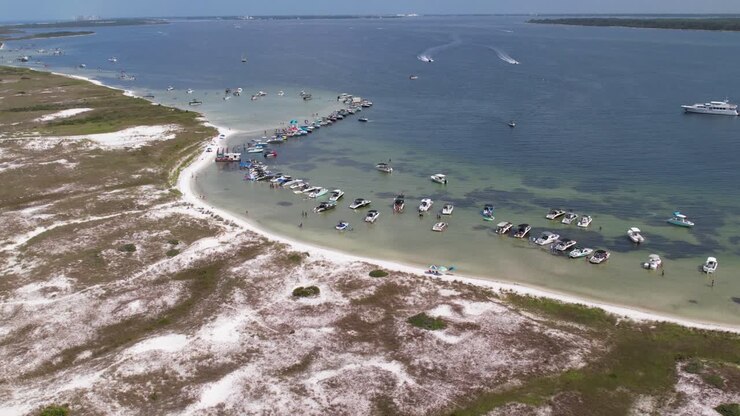 Vista aerea di noleggi barche sopra Shell Island Beach a Panama City, Florida, Stati Uniti
