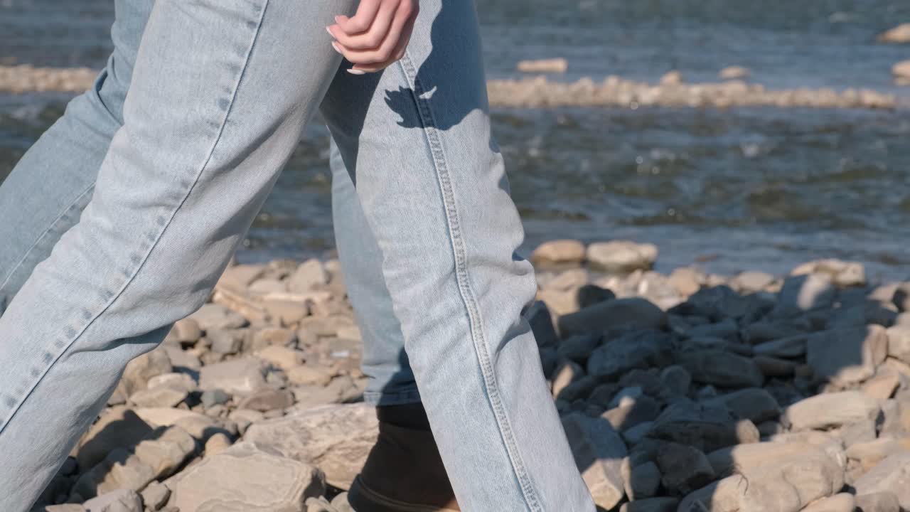 해변에서 플라스틱을 청소하는 팀워크: 자원봉사자들이 쓰레기 봉투에 쓰레기를 모으고, 플라스티크 오염과 환경 문제 개념: 플래스틱에서 자연을 자발적으로 청소하는 것, 지구를 녹색화하는 것