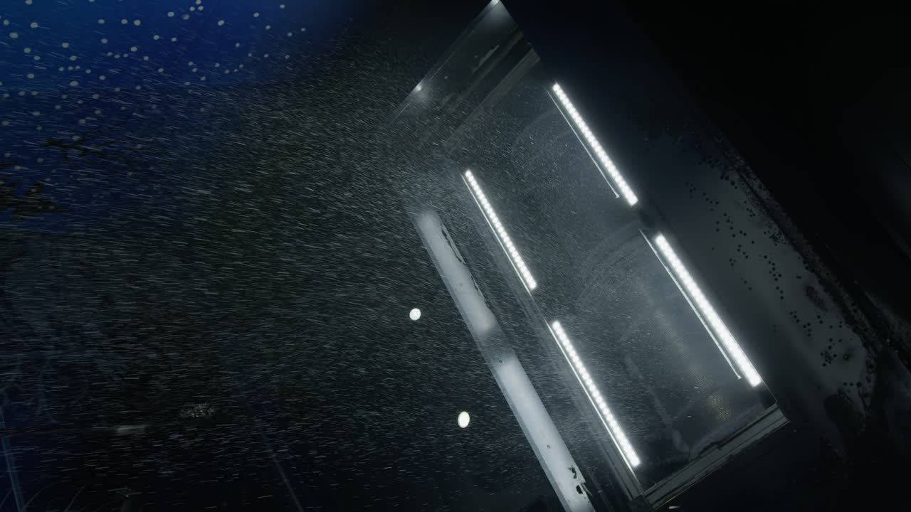 밤에 열리는 엘리베이터 문