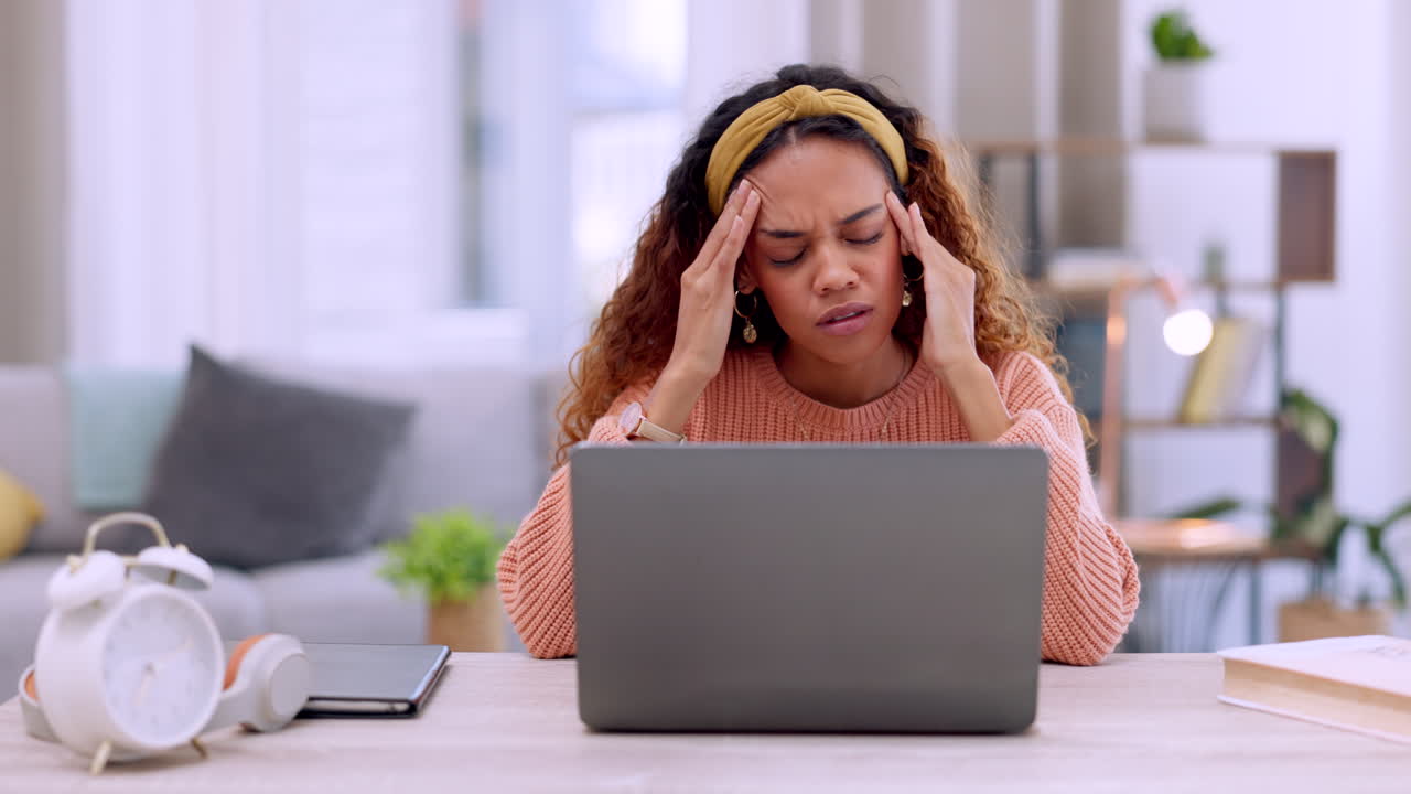 dolor de cabeza, trabajo remoto y mujer con portátil