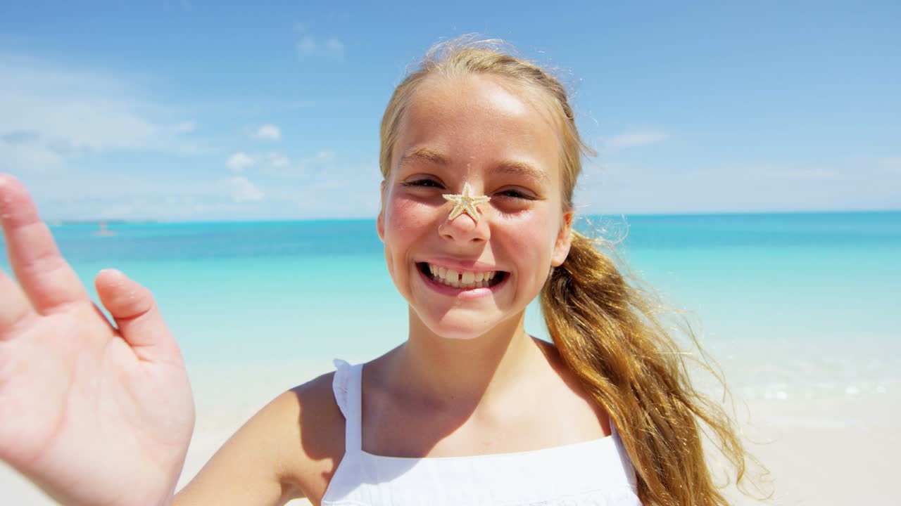 Ritratto sorridente di ragazza caucasica all'aperto in spiaggia