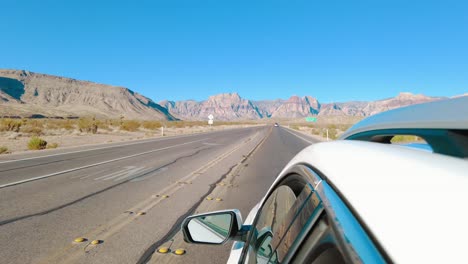 Conduciendo-Por-La-Carretera-Con-Vistas-Al-Cañón-De-Roca-Roja-En-Nevada-Desde-Un-Coche